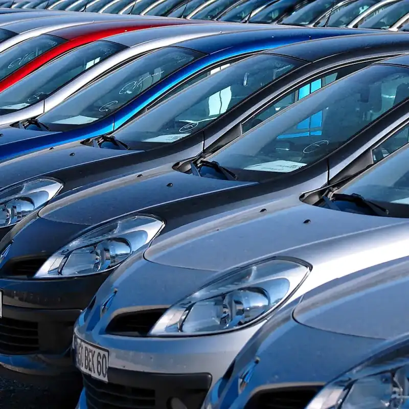 Alignement de voitures Renault d'occasion sur un parking, plaque BEX 60 visible sur une Mégane grise.